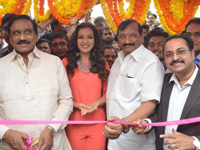 Catherine Launches B New Mobile Store At Kurnool